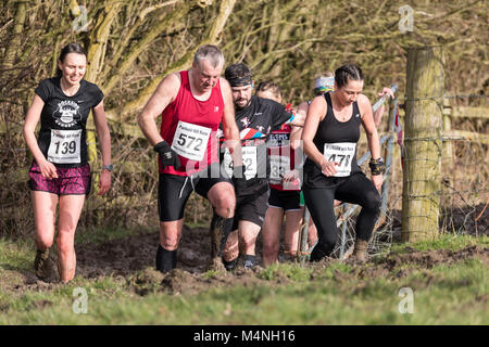 Lancashire, UK. 17 Feb, 2018. Skelmersdale Grenze Geländeläufer organisiert die Die 48 PARBOLD HILL Rennen heute, Samstag, 17 Februar 2018 Das Rennen in 2:00:00 Uhr. Über 6,75 km multi Terrain. Der Start/Ziellinie war an begabt Primäre Richard Durning's School in. Chorley Road, Bispham, Nr. Parbold. Die Bedingungen waren sehr matschig in West Lancashire am Nachmittag, obwohl das Rennen Platz in Nizza Sonnenschein nahm. Credit: Dave McAleavy Images/Alamy leben Nachrichten Stockfoto