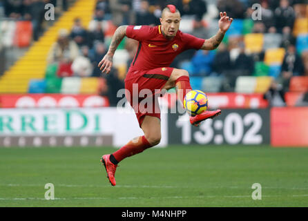 Udine, Italien. 17 Feb, 2018. Roma's midfielder Radja Nainggolan steuert die Kugel während der Serie ein Fußballspiel zwischen Udinese Calcio v als Roma bei Dacia Arena am 17 Februar, 2018. Quelle: Andrea Spinelli/Alamy leben Nachrichten Stockfoto