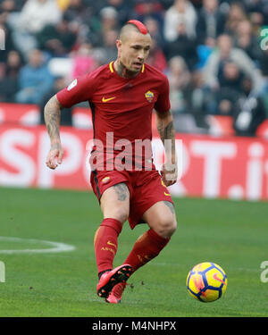 Udine, Italien. 17 Feb, 2018. Roma's midfielder Radja Nainggolan steuert die Kugel während der Serie ein Fußballspiel zwischen Udinese Calcio v als Roma bei Dacia Arena am 17 Februar, 2018. Quelle: Andrea Spinelli/Alamy leben Nachrichten Stockfoto