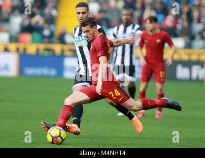 Udine, Italien. 17 Feb, 2018. Roma's midfielder Alessandro Florenzi kickt den Ball während der Serie ein Fußballspiel zwischen Udinese Calcio v als Roma bei Dacia Arena am 17 Februar, 2018. Quelle: Andrea Spinelli/Alamy leben Nachrichten Stockfoto