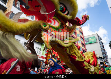 Baguio City, Philippinen. 17 Feb, 2018. Löwen und Drachen Tänzer wie Massen sammeln entlang Sitzung Straße in die Stadt, wenn Kiefern, Baguio. Tausende nahmen an den Chinese New Year Parade entlang Sitzung Straße in Baguio City, Benguet, nördlich von Manila statt. Die baguio Filipino-Chinese Gemeinschaft führen die Parade durch die Straßen der Stadt während der Einmonatigen Panagbenga Festival. Credit: J Gerard Seguia/ZUMA Draht/Alamy leben Nachrichten Stockfoto