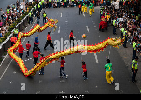 Baguio City, Philippinen. 17 Feb, 2018. Löwen und Drachen Tänzer wie Massen sammeln entlang Sitzung Straße in die Stadt, wenn Kiefern, Baguio. Tausende nahmen an den Chinese New Year Parade entlang Sitzung Straße in Baguio City, Benguet, nördlich von Manila statt. Die baguio Filipino-Chinese Gemeinschaft führen die Parade durch die Straßen der Stadt während der Einmonatigen Panagbenga Festival. Credit: J Gerard Seguia/ZUMA Draht/Alamy leben Nachrichten Stockfoto