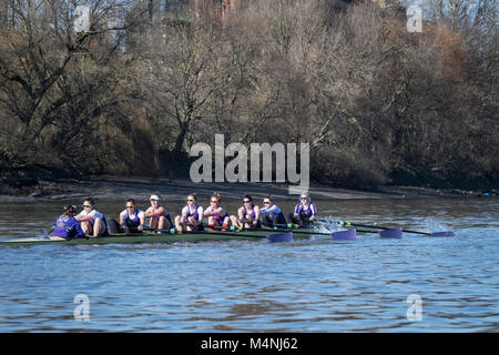 Putney, UK. 17 Feb, 2018. 17. Februar 2018. Boat Race Fixture. Cambridge University Boat Club vs Frauen Universität London Boat Club. Als Vorbereitung für die Cancer Research UK Regatten, Oxford und Cambridge Clubs beteiligen sich eine Reihe von Vorrichtungen gegen andere Vereine, Rudern die gleichen Tideway Kurs als für das Boot Rennen verwendet. Credit: Duncan Grove/Alamy leben Nachrichten Stockfoto