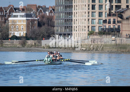 Putney, UK. 17 Feb, 2018. 17. Februar 2018. Boat Race Fixture. Cambridge University Boat Club vs Frauen Universität London Boat Club. Als Vorbereitung für die Cancer Research UK Regatten, Oxford und Cambridge Clubs beteiligen sich eine Reihe von Vorrichtungen gegen andere Vereine, Rudern die gleichen Tideway Kurs als für das Boot Rennen verwendet. Credit: Duncan Grove/Alamy leben Nachrichten Stockfoto