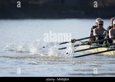 Putney, UK. 17 Feb, 2018. 17. Februar 2018. Boat Race Fixture. Cambridge University Boat Club vs Frauen Universität London Boat Club. Als Vorbereitung für die Cancer Research UK Regatten, Oxford und Cambridge Clubs beteiligen sich eine Reihe von Vorrichtungen gegen andere Vereine, Rudern die gleichen Tideway Kurs als für das Boot Rennen verwendet. Credit: Duncan Grove/Alamy leben Nachrichten Stockfoto