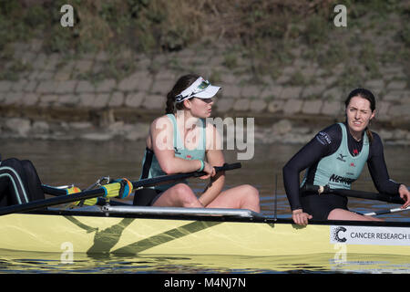 Putney, UK. 17 Feb, 2018. 17. Februar 2018. Boat Race Fixture. Cambridge University Boat Club vs Frauen Universität London Boat Club. Als Vorbereitung für die Cancer Research UK Regatten, Oxford und Cambridge Clubs beteiligen sich eine Reihe von Vorrichtungen gegen andere Vereine, Rudern die gleichen Tideway Kurs als für das Boot Rennen verwendet. Credit: Duncan Grove/Alamy leben Nachrichten Stockfoto