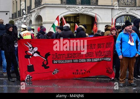 München, Deutschland. 17 Feb, 2018. Proteste gegen die Münchner Sicherheitskonferenz in München, Deutschland, 17. Februar 2018 demonstrieren. 54. Die Konferenz findet vom 16. Februar bis 18. Februar 2018. Credit: Sebastian Gabriel/dpa/Alamy leben Nachrichten Stockfoto