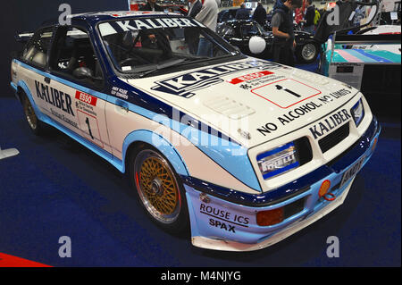 London, Großbritannien. 17 Feb, 2018. Ein 1989 Ford Sierra Cosworth RS 500-Rennwagen auf der London Classic Car Show, die auf ExCel London, Vereinigtes Königreich. Mehr als 700 der besten klassischen Autos der Welt werden auf der Messe reicht von Vintage pre-Krieg Tourer zu einem modernen Konzept Autos. Die Show bringt in rund 37.000 Besucher, angefangen von schweren Benzin Köpfe zu Menschen, die einfach nur wunderschön und klassische Fahrzeuge Liebe. Stockfoto