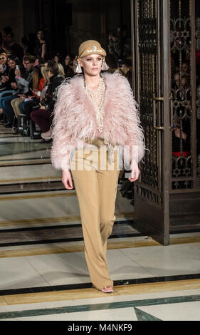 London, Großbritannien. 17 Feb, 2018. London Fashion Week, Fashion Scout die Modenschau von OLGA ROH, ein schweizer Fashion Designer, der Ihre Show mit klassischen Tänzer in einer beeindruckenden Präsentation unterbrochen. Kredit Ian Davidson/Alamy leben Nachrichten Stockfoto