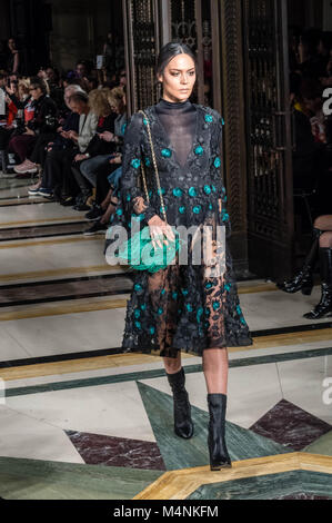 London Fashion Week Herbst/Winter 18, Fashion Scout die Modenschau von OLGA ROH, ein schweizer Fashion Designer, der Ihre Show mit klassischen Tänzer in einer beeindruckenden Präsentation unterbrochen. Kredit Ian Davidson/Alamy leben Nachrichten Stockfoto