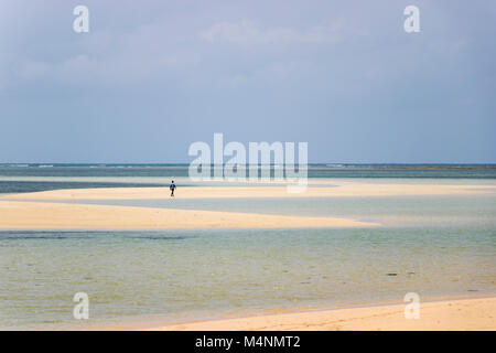 Einsame Person zu Fuß Desert Island Beach in Mosambik mit türkisblauem Meer Stockfoto