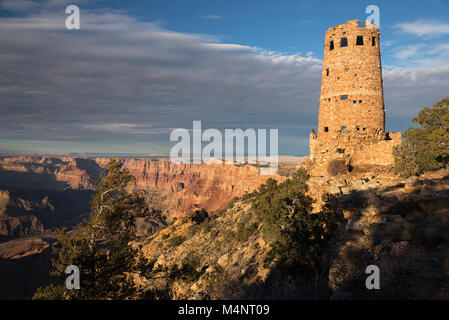 Desert View Watch Tower am späten Nachmittag vom Südrand des Grand Canyon National Park. Im nördlichen Arizona. Stockfoto