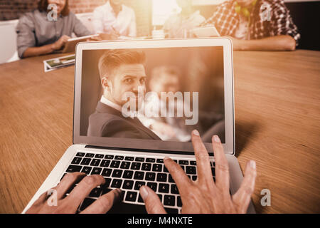 Das zusammengesetzte Bild im 7/8-Bild der Frau mit der Eingabe auf Laptop Stockfoto