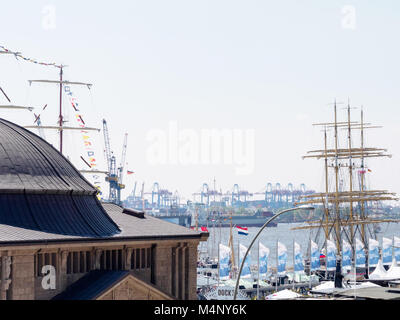 Hamburg, Deutschland - Mai 07, 2016: Während der Geburtstag des Hafen, es gibt eine Menge von dekorativen wehenden Fahnen und Wimpel. Stockfoto