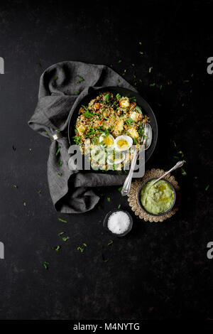 Kale-Chickpea Schüssel mit Avocado Hummus Stockfoto