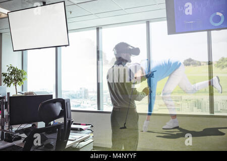 Das zusammengesetzte Bild im Geschäft mit Virtual reality Headset durch die Fenster Stockfoto