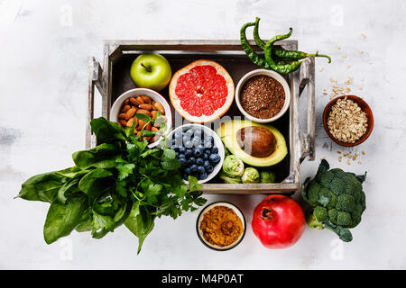 Gesunde Lebensmittel sauber essen Auswahl im Holzkasten: Obst, Gemüse, Samen, superfood, Getreide, Blattgemüse auf weißem Hintergrund Stockfoto