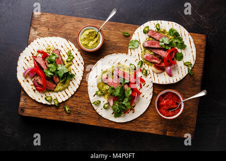 Gegrilltes Rindfleisch Steak Fajitas taco Tortillas mit Salsa und Paprika Stockfoto