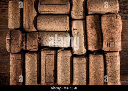 Ein Layout von Weinkorken in verschiedenen Formen und Größen in einer reichen Holz Oberfläche. Stockfoto