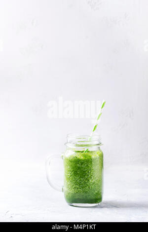 Grüne Spinat kale apple Joghurt Smoothie in Mason jar mit Retro cocktail Rohre über weißen Hintergrund. Detox gesund vegan zu essen. Stockfoto
