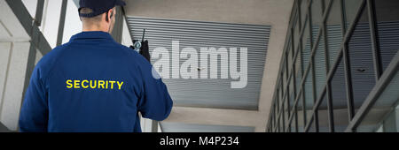 Das zusammengesetzte Bild der Rückseite des Security Officer mit Walkie talkie Stockfoto