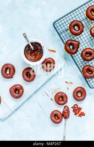 Hausgemachte mit Schokolade glasiert Donuts Stockfoto