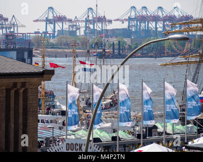 Hamburg, Deutschland - Mai 07, 2016: Der Hafen von Geburtstag in Hamburg gefeiert wird mit einer Menge von wehenden Fahnen. Stockfoto