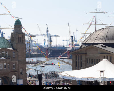 Hamburg, Deutschland - Mai 07, 2016: Während der Geburtstag des Hafen, es gibt eine Menge von dekorativen wehenden Fahnen und Wimpel. Stockfoto