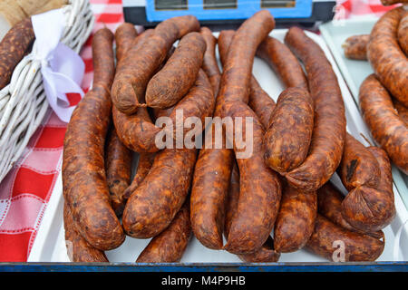 Hausgemachte Wurst aus Schweinefleisch geräuchert und getrocknet auf dem Tisch stehen zum Verkauf. Stockfoto