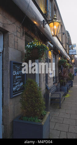 Ein Foto von einem typischen schottischen Pub im Bereich der Corstorphine in Edinburgh, Schottland. Stockfoto