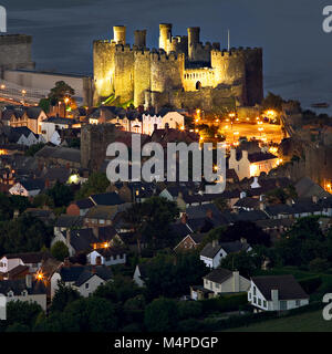Conway Castle und Häuser, North Wales Küste bei Dämmerung Stockfoto