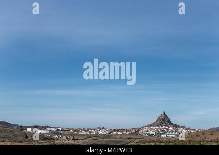 Bergspitze felsigen Hügel mit Schloss, Cordoba, Spanien. Auf der felsigen Hügel mit Blick auf die Stadt von Belmez gelegen Stockfoto