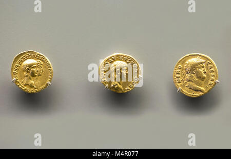 In Merida, Spanien - Dezember 20th, 2017: Drei goldene Münzen von Kaiser Nero am Nationalmuseum für Römische Kunst in Merida, Spanien Stockfoto