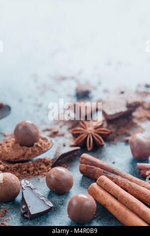 Kochen Desserts und Home Konzept. Schokolade, Gewürzen, Anis, Zimt und Kakao auf einen Stein Hintergrund. Zutaten close-up. Stockfoto