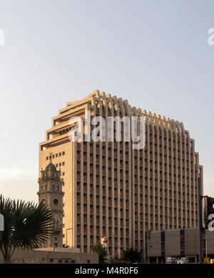 Haifa, Israel - November 6, 2012 Bürogebäude neben der Moschee Stockfoto