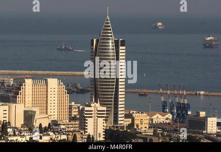 Haifa, Israel - 6. November 2012: Bürogebäude in der Form der Segel gebaut Stockfoto