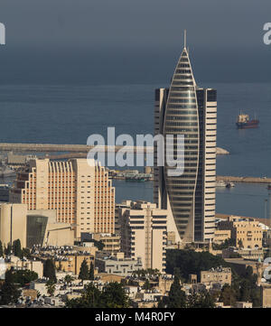 Haifa, Israel - 6. November 2012: Bürogebäude in der Form der Segel gebaut Stockfoto