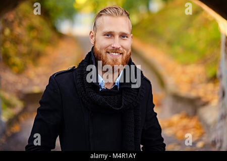 Portrait von lächelnden rothaarige Mann in einem Herbst Park. Stockfoto