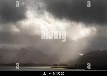 Wellen von Sonnenlicht bricht durch die Wolken in der Nähe von Salen, Isle of Mull Inneren Hebriden in Schottland. Stockfoto