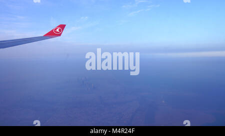 DUBAI, VEREINIGTE ARABISCHE EMIRATE - März 30th, 2014: ein Flügel und Fenster Blick aus einem Turkish Airlines Flugzeug mit dem morgendlichen Blick auf Dubai Stockfoto