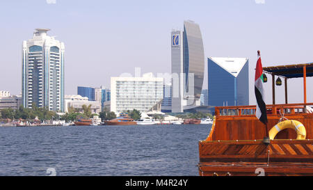 DUBAI, VEREINIGTE ARABISCHE EMIRATE - März 30th, 2014: alte Fähre Boote in die Bucht von Dubai Creek. Stockfoto