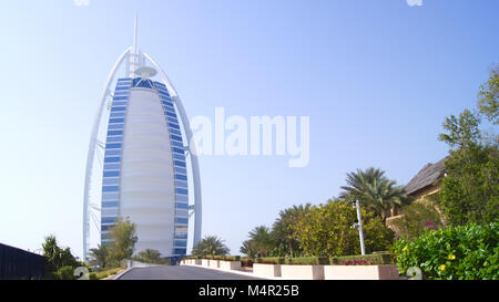 DUBAI, VEREINIGTE ARABISCHE EMIRATE - März 30th, 2014: Das Burj Al Arab ist ein luxuriöses 7-Sterne Hotel als eines der luxuriösesten der Welt eingestuft. Auf einer künstlichen Insel errichtet. Stockfoto