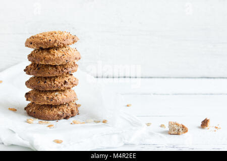 Hausgemachte oatmeal Cookies mit Leinsamen und Sesam auf weißem Holz- Tabelle, kopieren. Gesund vegan oat Cookies. Stockfoto