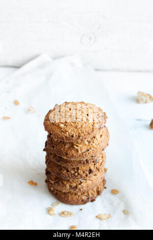 Hausgemachte oatmeal Cookies mit Leinsamen und Sesam auf weißem Holz- Tabelle, kopieren. Gesund vegan oat Cookies. Stockfoto