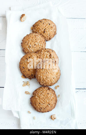 Hausgemachte oatmeal Cookies mit Leinsamen und Sesam auf weißem Holz- Tabelle, kopieren. Gesund vegan oat Cookies. Stockfoto