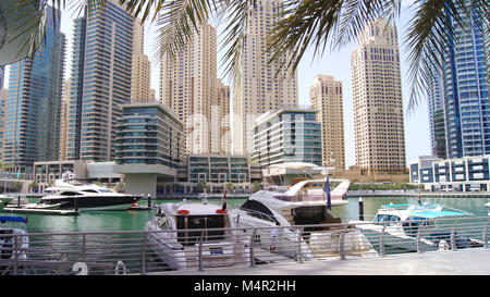 DUBAI, VEREINIGTE ARABISCHE EMIRATE - April 2nd, 2014: Blick auf den Jachthafen von Dubai Wolkenkratzer und die meisten Luxus superyacht Marina Stockfoto