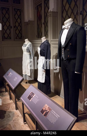 Die Kostüme von den Dienern getragen als bei Downton Abtei die Ausstellung auf der West 57th Street, in Midtown Manhattan, New York City gesehen. Stockfoto