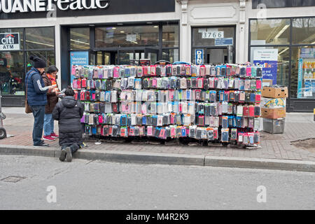 Ein Hispanic American man verkaufen Handy Rechtssachen auf der 82nd Street und die Roosevelt Avenue in Jackson Heights, Queens, New York. Stockfoto