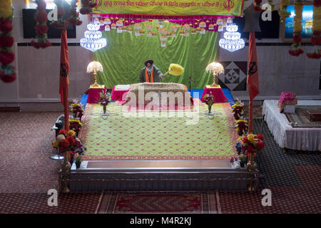 Ein Sikh Priester mit seiner feierlichen Lüfter auf der Baba Makhan Shah Lobana Sikh Center auf 101 Avenue in Richmond Hill, Queens, New York City Stockfoto