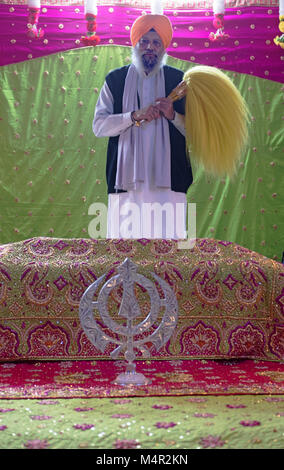 Ein Sikh Priester mit seiner feierlichen Lüfter auf der Baba Makhan Shah Lobana Sikh Center auf 101 Avenue in Richmond Hill, Queens, New York City Stockfoto